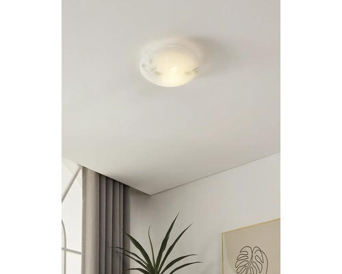 Plafondlamp met bladerdecoratie in een kamer