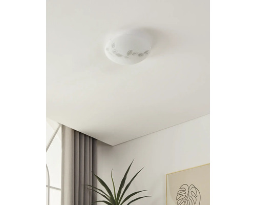 Plafondlamp met bladmotief in interieur