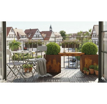 Balkon met tafel, stoelen, plantenbakken en plantenpotten op een houten vloer