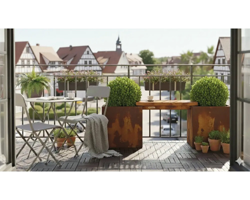Balkon met tafel, stoelen, plantenbakken en plantenpotten op een houten vloer