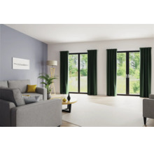 Lichte woonkamer met grijze bank, groene gordijnen en houten vloer