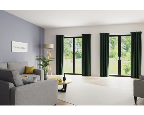 Lichte woonkamer met grijze bank, groene gordijnen en houten vloer