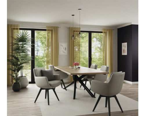 Eetkamer met eettafel, stoelen, hanglampen en kamerplanten in een helder en modern design.