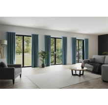 Woonkamer met gordijnen voor openslaande deuren en ramen, banken, fauteuil, salontafel en kamerplant