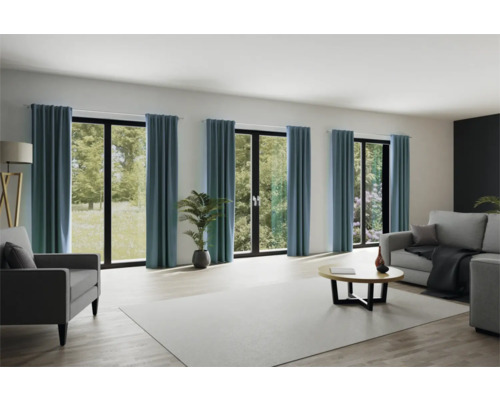 Woonkamer met gordijnen voor openslaande deuren en ramen, banken, fauteuil, salontafel en kamerplant