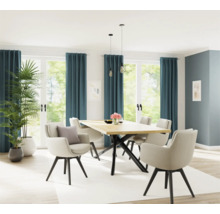 Lichte eetkamer met houten tafel, stoelen en kamerplanten voor ramen met gordijnen