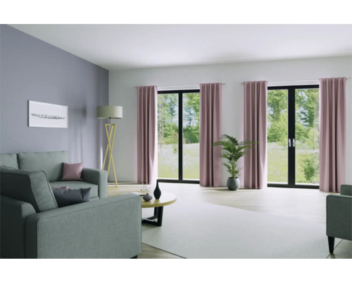 Woonkamer met bank, vloerlamp, tafel en gordijnen voor ramen