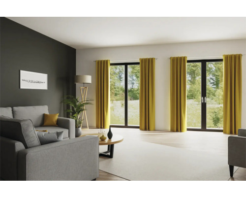 Woonkamer met grijze banken, staande lamp en gordijnen voor openslaande deuren