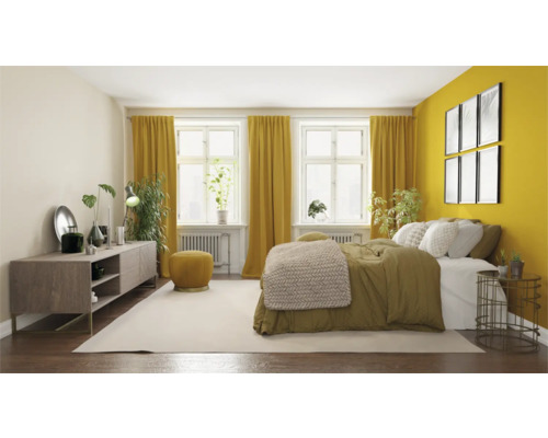 Slaapkamer met bed, nachtkastje, dressoir, gordijnen en decoratie