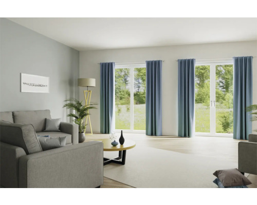 Lichte woonkamer met bank, staande lamp, tafel en gordijnen