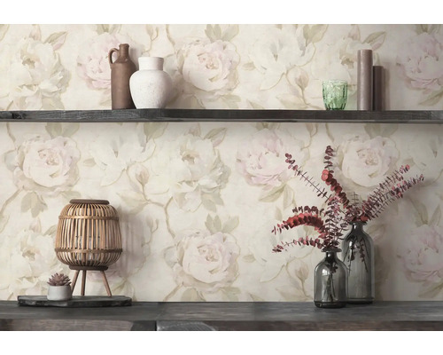 Vliesbehang met groot pioenrozenpatroon in vintage stijl, gedecoreerd met een donkere houten plank, vazen en een windlicht.