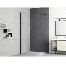Badkamer met douchewand, wastafelonderkast en schappen