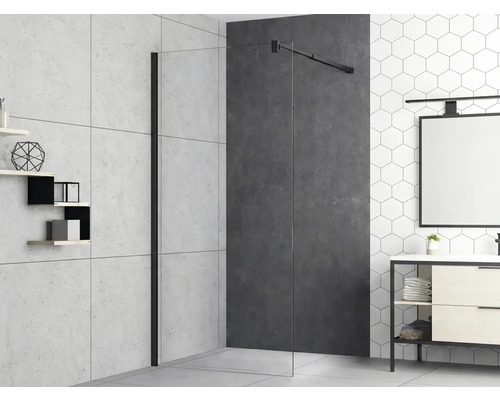 Badkamer met douchewand, wastafelonderkast en schappen