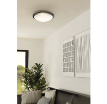 Plafondlamp in een woonkamer met decoratie