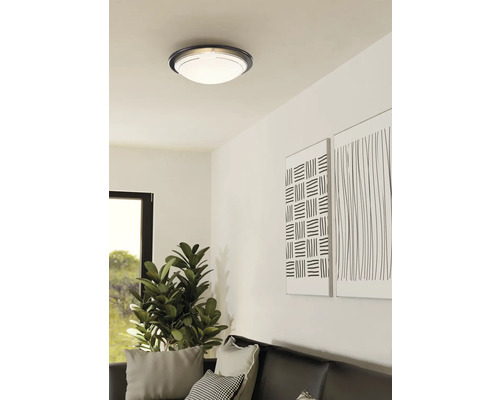 Plafondlamp in een woonkamer met decoratie