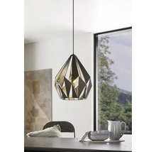 Moderne hanglamp met geometrisch design boven een eettafel.