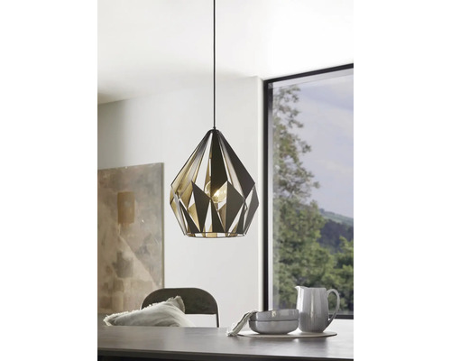 Moderne hanglamp met geometrisch design boven een eettafel.