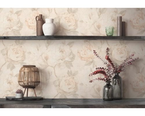 Vliesbehang met bloemmotief van rozen in vintage stijl, gedecoreerd met donkere houten plank, keramische vazen en een bamboe lantaarn.