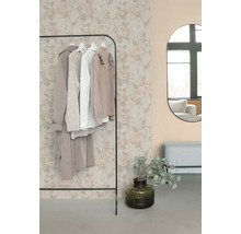 Vliesbehang met bloemenpatroon van rozen in lichte tinten in een modern ingerichte kamer met kledingrek en spiegel.