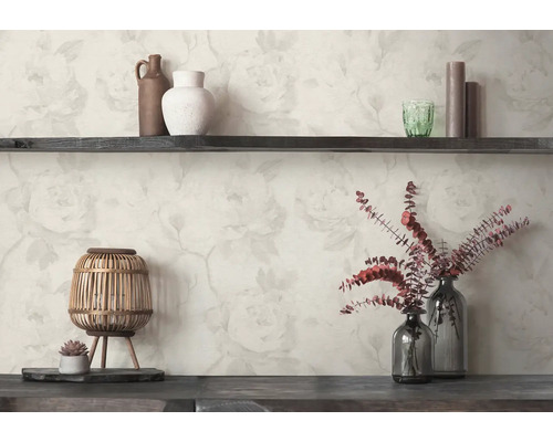 Behang met een licht rozenpatroon achter een donkerhouten wandplank met vazen, een lantaarn en droogbloemen.