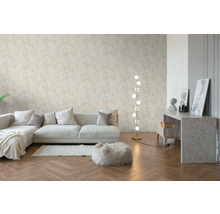 Lichte woonkamer met vliesbehang met bloemenpatroon, houten visgraatvloer, moderne bank en een vloerlamp.