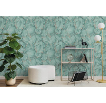 Vliesbehang met marmerlook in groen en turquoise met goudkleurige accenten in een modern ingerichte woonkamer.