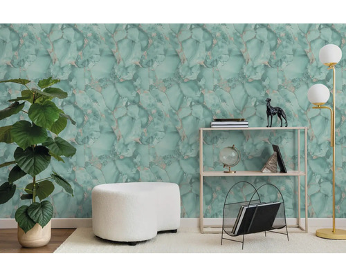 Vliesbehang met marmerlook in groen en turquoise met goudkleurige accenten in een modern ingerichte woonkamer.
