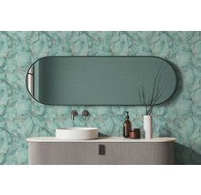 Moderne badkamer met mintgroen vliesbehang in marmerlook, ovale spiegel, witte opzetwastafel en een wastafelonderkast met latjesstructuur.