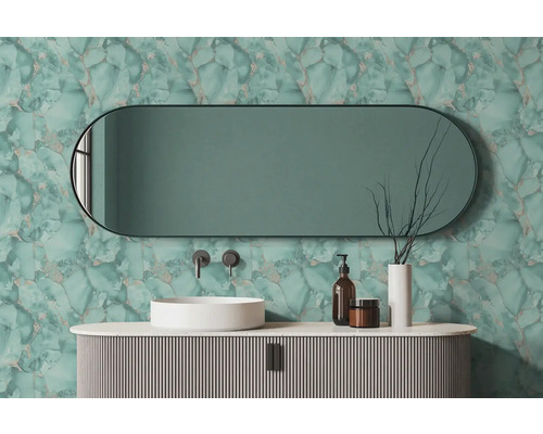 Moderne badkamer met mintgroen vliesbehang in marmerlook, ovale spiegel, witte opzetwastafel en een wastafelonderkast met latjesstructuur.