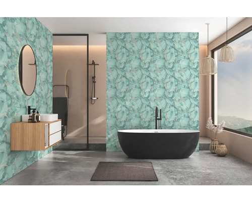 Moderne badkamer met mintgroene marmerlook wand, vrijstaand zwart bad, houten wastafelmeubel en betonlook vloer.