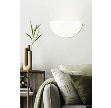 Decoratieve woonkamer met wandlamp, bank en plank