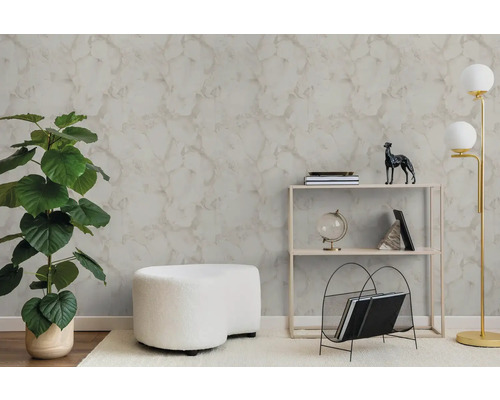 Moderne woonkamer met getextureerd behang met marmerlook, een grote groene plant, een witte hocker en een minimalistische stellingkast.