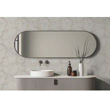 Ovale badkamerspiegel boven een witte opzetwastafel en geribbeld badmeubel voor een wand met marmerlook.