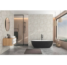 Moderne badkamer met vrijstaand zwart bad, hangend houten wastafelmeubel, ronde spiegel, douche, gemarmerde wanden en betonlook vloer.