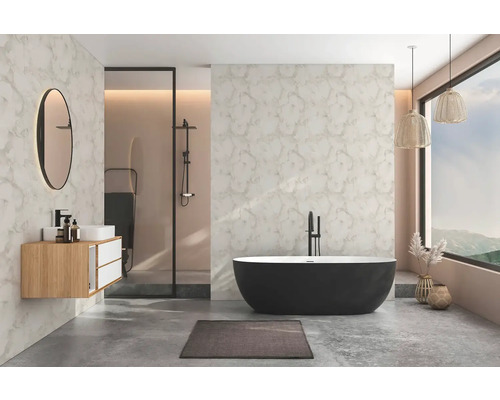 Moderne badkamer met vrijstaand zwart bad, hangend houten wastafelmeubel, ronde spiegel, douche, gemarmerde wanden en betonlook vloer.