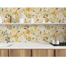 Keukenachterwand met een getekend citroen- en bladerenpatroon in een lichte keuken met een wit aanrecht en houten kastjes.