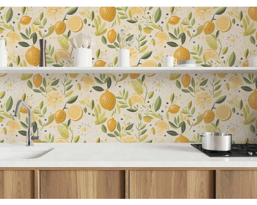 Keukenachterwand met een getekend citroen- en bladerenpatroon in een lichte keuken met een wit aanrecht en houten kastjes.