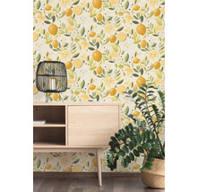 Behang met citroenpatroon in een lichte kamer met houten dressoir, zwarte draadlamp en een kamerplant.