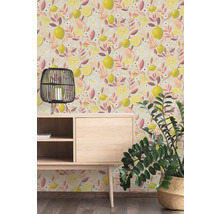 Vliesbehang met citroen- en bloemenpatroon in een kamer met houten dressoir, zwarte lantaarn en een groene plant.