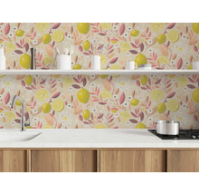 Moderne keuken met een licht patroonbehang met citroenmotieven als achterwand, een wit aanrecht, een gootsteen en een kookplaat.