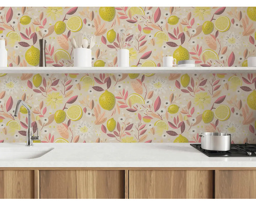 Moderne keuken met een licht patroonbehang met citroenmotieven als achterwand, een wit aanrecht, een gootsteen en een kookplaat.