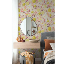 Slaapkamer met behang met citroen- en bladmotief, asymmetrische spiegel, lichte houten zwevende plank en grijs gestoffeerd bed.