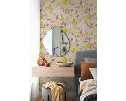 Slaapkamer met behang met citroen- en bladmotief, asymmetrische spiegel, lichte houten zwevende plank en grijs gestoffeerd bed.