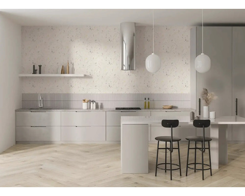 Moderne, lichte keuken met bloemenbehang, gestreepte achterwand, kookeiland, zwarte barkrukken en lichte visgraatvloer.