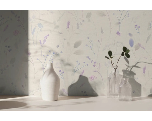 Vliesbehang met weidebloemenpatroon in paars en blauw op een lichte ondergrond, interieurvoorbeeld met vazen.