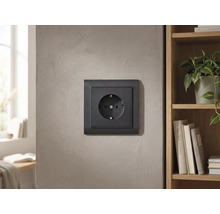 Stopcontact aan de muur gemonteerd