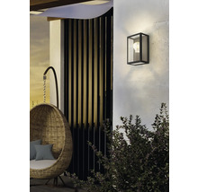 Buitenruimte met wandlamp, hangstoel en decoratieve elementen voor terras en tuin