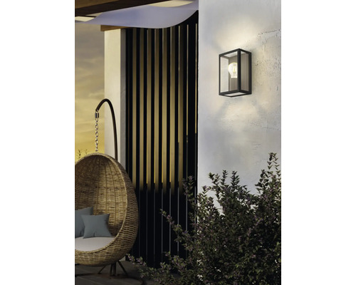 Buitenruimte met wandlamp, hangstoel en decoratieve elementen voor terras en tuin