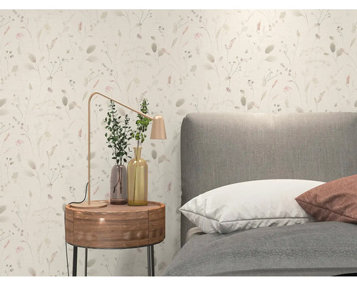 Licht vliesbehang met fijn floraal patroon van grassen en bloemen in een modern ingerichte slaapkamer met grijs bed en houten nachtkastje.