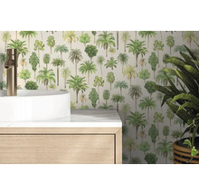 Vliesbehang met palmboommotieven in een lichte badkamer achter een witte wastafel en een houten onderkast.